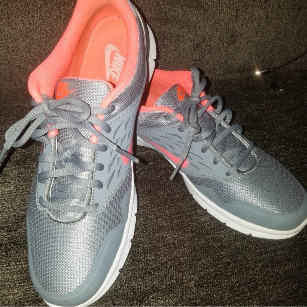 Nike Sneaker - Picture 3 of 7